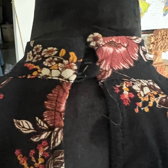 Chloe & Katie Black Floral Blouse - Picture 4 of 9